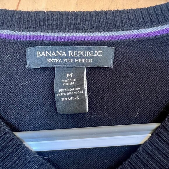 Banana Republic V-neck Black Extra Fine Merino Wool Sweater, Size Medium - Picture 5 of 11